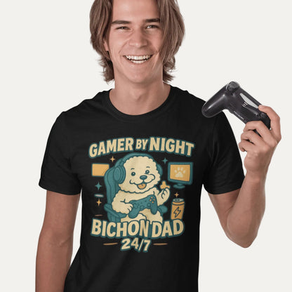 Gamer by Night, Bichon Dad 24/7 – Funny Father’s Day Dog Dad T-Shirt - Fun Factory Frise