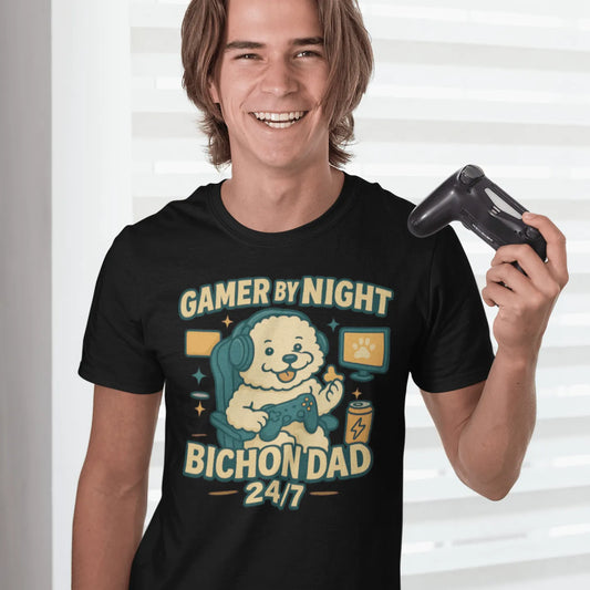 Gamer by Night, Bichon Dad 24/7 – Funny Father’s Day Dog Dad T-Shirt - Fun Factory Frise